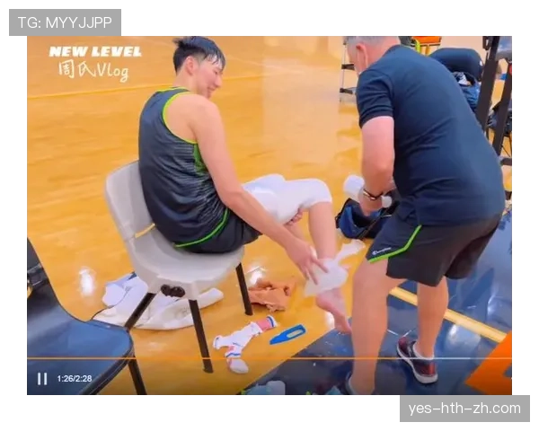 周琦赛场盖帽像电影特写，下馆子拎快餐盒像隔壁大哥